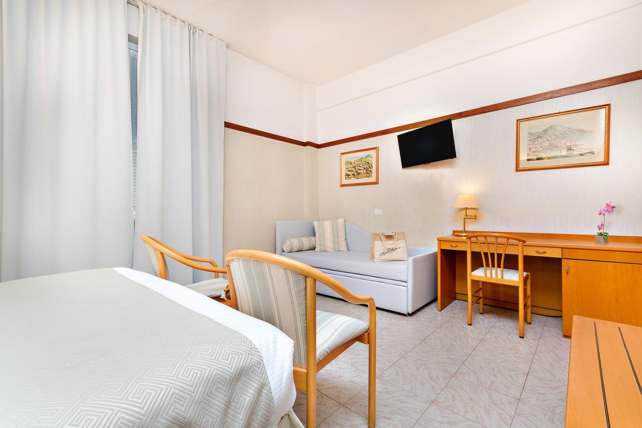 Hotel Monte Rosa เคียวารี ภายนอก รูปภาพ